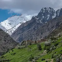 Fatima, perempuan pertama dan satu-satunya yang menjadi tour guide di Afganistan.  | unsplash.com/@sohaibghyasi