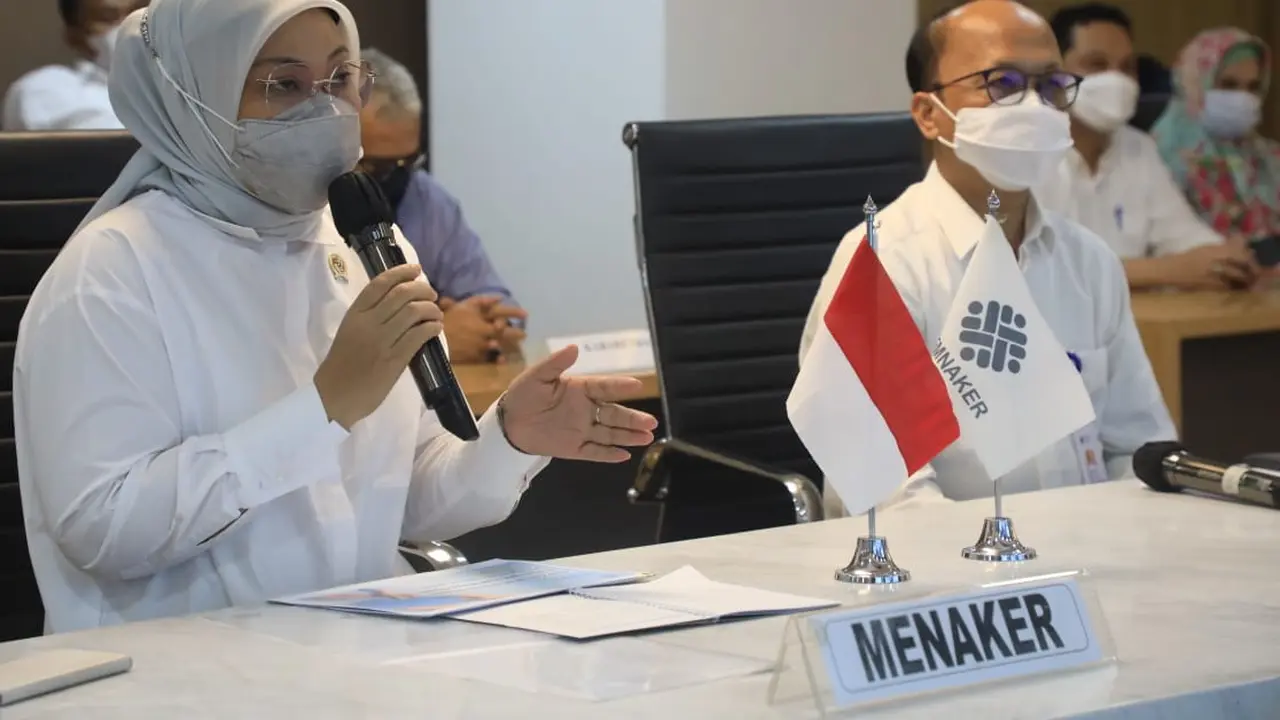 Menteri Ketenagakerjaan, Ida Fauziyah, di Kantor Kemnaker, Jakarta, Minggu (25/4/2021).