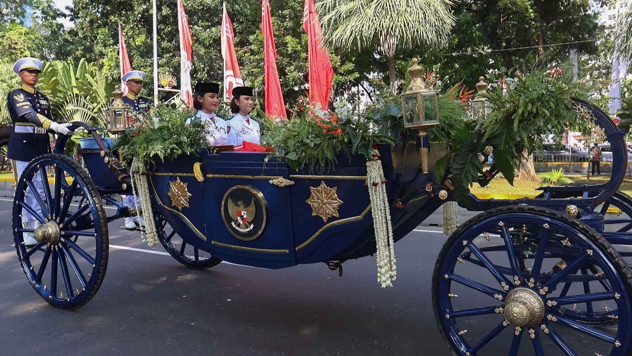 VIDEO: Penampakan Kereta Sakral Kencana Garuda Prabayaksa, Pengantar Bendera di Kirab Merah Putih
