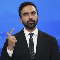 &nbsp;
Zohran Mamdani saat berpidato dalam debat pendahuluan kandidat Wali Kota New York City dari Partai Demokrat, Rabu (4/7/2025) di New York, Amerika Serikat. (Dok. AP/Yuki Iwamura, Pool)