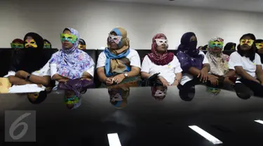 Sejumlah korban dihadirkan saat konferensi pers mengenai pengungkapan kasus tindak pidana perdagangan orang di Bareskrim Polri, Jakarta, Rabu (17/5). Kepolisian menangkap sembilan tersangka tindak pidana perdagangan orang. (Liputan6.com/Faizal Fanani)