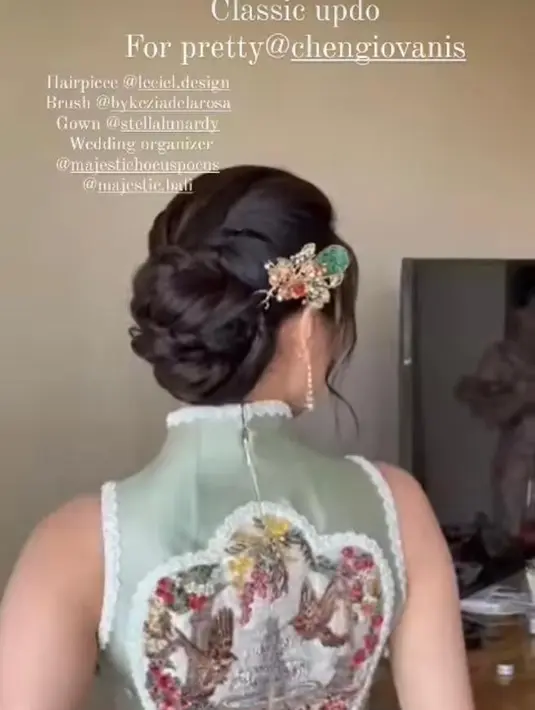 Rambutnya ditata bergaya classic updo oleh @veve_hairdo, dipermanis dengan hairpiece dari @leciel_design. [Foto: IG/veve_hairdo].