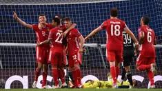 Pemain Bayern Munchen merayakan kemenangan atas Olympique Lyon pada semifinal Liga Champions 2019/2020 di Estadio Jose Alvalade, Kamis (20/8/2020) dini hari WIB. Bayern Munchen menang 3-0 atas Lyon. (AFP/Franck Fife/pool)