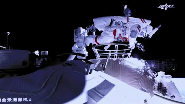 Astronaut China, Liu Boming keluar dari modul inti stasiun ruang angkasa baru China di luar angkasa pada Minggu (4/6/2021). (Photo credit: Jin Liwang/Xinhua via AP)