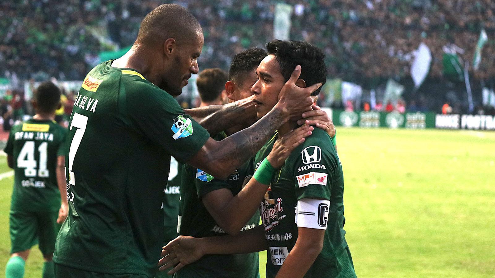 David da Silva dan Misbakus Solikin saat duel Persebaya vs Arema di Stadion Gelora Bung Tomo, Surabaya, Minggu (6/5/2018). (Bola.com/Aditya Wany)