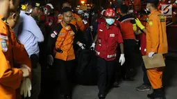 Personil SAR Gabungan membawa kantong jenasah yang diturunkan dari KN SAR Sadewa di Pelabuhan JICT 2, Jakarta, Rabu (31/10). 189 orang menjadi korban jatuhnya pesawat Lion Air JT- 610, Senin (29/10) lalu. (Liputan6.com/Helmi Fithriansyah)