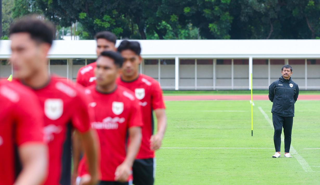 Indra Sjafri menuturkan bahwa laga ini juga menjadi persiapan terakhir sebelum Garuda Muda memulai pertandingan untuk mempertahankan medali emas SEA Games 2025. Tampak dalam foto, pemain Timnas Indonesia U-22 saat sesi latihan resmi jelang laga melawan Mali di Stadion Madya, Senayan, Jakarta, Jumat (14/11/2025). (Bola.com/M Iqbal Ichsan)