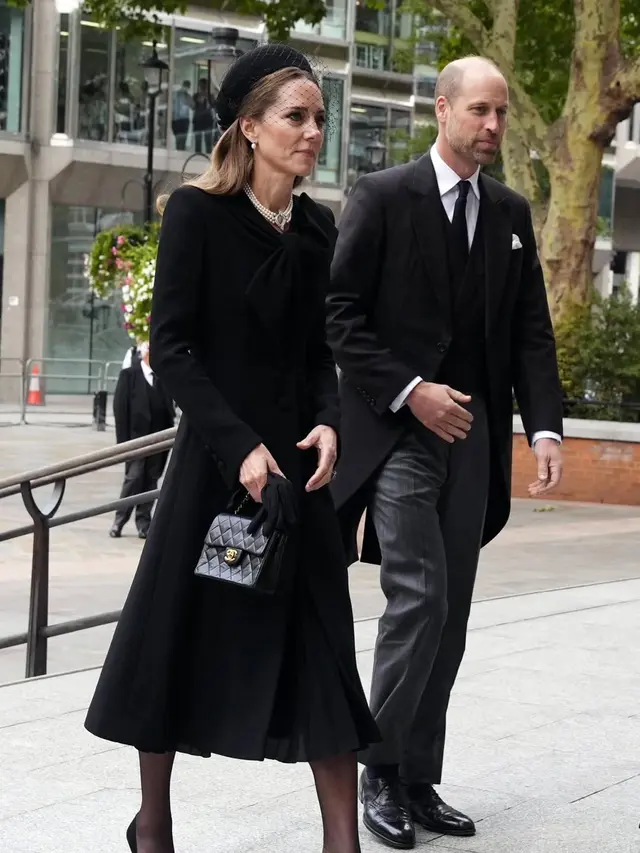 Kate Middleton Tampil Anggun Kalem di Pemakaman Duchess of Kent, Kenakan Kalung Mutiara dan Tas Chanel Vintage