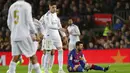 Striker Barcelona, Lionel Messi, terduduk lesu saat laga melawan Real Madrid pada laga La Liga 2019 di Stadion Camp Nou, Rabu (18/12). Kedua tim bermain imbang 0-0. (AP/Emilio Morenatti)