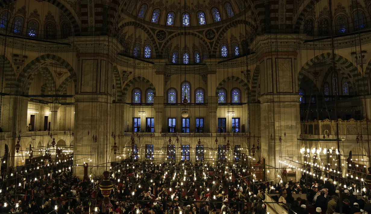 Umat Muslim melaksanakan salat Idul Fitri, menandai berakhirnya bulan suci Ramadhan di masjid Fatih di Istanbul, Turki, Jumat, 21 April 2023. (AP Photo/Khalil Hamra)