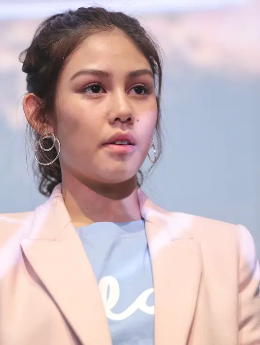 "Aku senang dan bersyukur banget. Ternyata 12 hari tayang sudah empat juta penonton, kami enggak menyangka antusiasnya begitu luar biasa terhadap film Dilan 1990 ini. Kami bersyukur banget," kata Vanesha Prescilla. (Adrian Putra/Bintang.com)