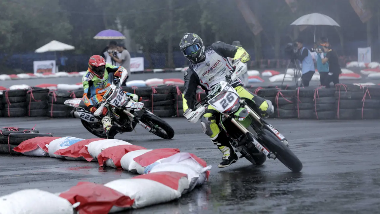 Para pebalap mencoba sirkuit pada ajang FIM Asia Supermoto Championship di Stadion Kanjuruhan, Malang, Sabtu (8/10/2016)