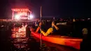 Para penonton menyaksikan penampilan band Dagamba dari atas perahu saat konser musik Laivā di Danau Juglas, Riga, Latvia, 14 Agustus 2021. Warga Latvia bisa menikmati konser musik dari atas kayak, sampan, dan kapal motor bahkan ketika mereka belum divaksin COVID-19. (Gints Ivuskans/AFP)