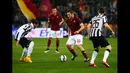 Penyerang AS Roma,  Francesco Totti (tengah) berusah membawa bola melewati dua bek Juventus pada laga serie A di stadion Olimpiade Roma, Italy, (2/3/2015). AS Roma bermain imbang 1-1 dengan Juventus  (Reuters/Tony Gentile)