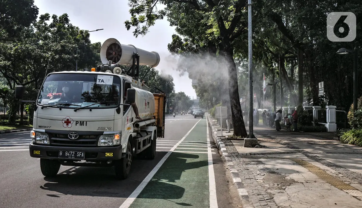 Petugas Palang Merah Indonesia (PMI) menggunakan kendaraan Gunners Spraying saat penyemprotan disinfektan di Jakarta, Selasa (6/7/2021). PMI melakukan penyemprotan disinfektan secara rutin dengan menggunakan kendaraan Gunners Spraying berkapasitas 5.000 liter. (merdeka.com/Iqbal S. Nugroho)