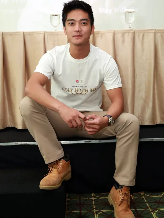 “Film ini begitu menguras air mata, dimana seorang kekasih yang terpisah sejak lama lalu dipertemukan kembali. Dan disitulah aku sebagai Dimas harus mendalami dari peran tersebut.” ucap Boy William saat konferensi pers. (Deki Prayoga/Bintang.com)