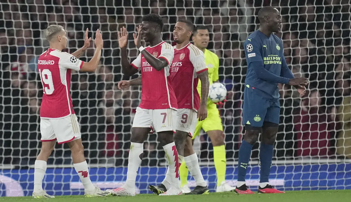 Penyerang Arsenal Leandro Trossard disemangati oleh rekan setimnya setelah mencetak gol ke gawang wakil Belanda PSV Eindhoven pada matchday pertama Grup B Liga Champions 2023/2024 di Stadion Emirates pada Kamis (21/9/2023) dini hari WIB. (AP Photo/Kin Cheung)