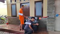 Tersangka pembunuh ayah kandungnya di Bandar Lampung saat menjalani rekonstruksi. (Liputan6.com/Ardi Munthe).