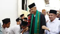 Calon presiden (capres) nomor urut tiga Ganjar Pranowo saat mengunjungi Pondok Pesantren (Ponpes) Ma’hadut Tholabah, Tegal, Jawa Tengah. (Liputan6.com/Nanda Perdana Putra)