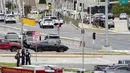 Kendaraan darurat terlihat di luar area Metro Pentagon, Pentagon, Washington, Amerika Serikat, Selasa (3/8/2021). Seorang polisi tewas dalam insiden penembakan di luar gedung Pentagon. (AP Photo/Andrew Harnik)