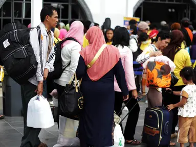 Calon penumpang kereta api mengantre masuk ke Stasiun Senen, Jakarta. Foto diambil pada Senin (29/12/2014). (Liputan6.com/Faizal Fanani)