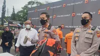 Kapolres Garut AKBP Wirdhanto Hadicaksono menunjukan seragam kedua ormas yang bertikai dalam bentrokan berdarah area galian C ilegal Kampung Ciawitali, Desa Talagawangi, Kecamatan Pakenjeng, Garut beberapa waktu lalu. (Liputan6.com/Jayadi Supriadin)