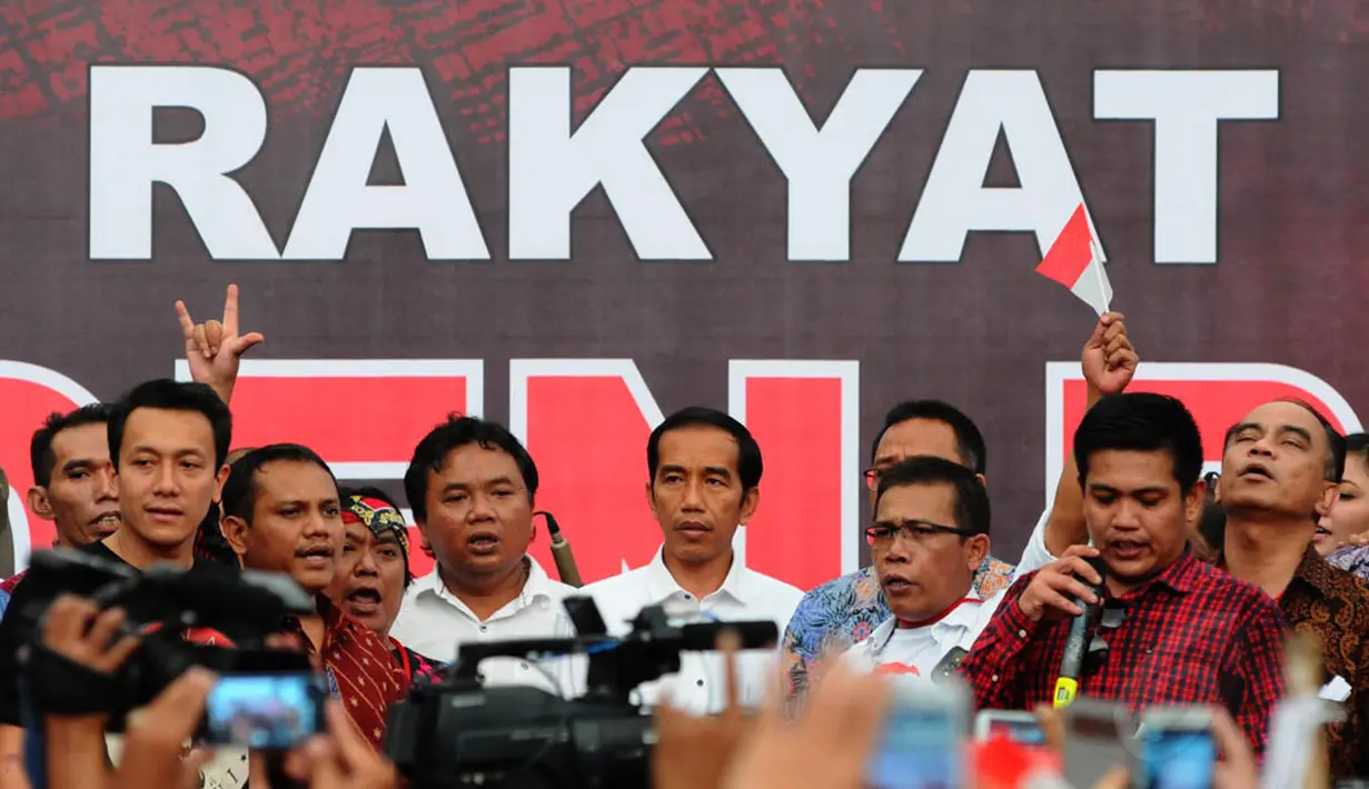 Presiden terpilih Joko Widodo menghadiri acara 'Maklumat Rakyat untuk Presiden Baru' di Tugu Proklamasi, Jakarta, Rabu (23/7/14). (Liputan6.com/Andrian M Tunay)