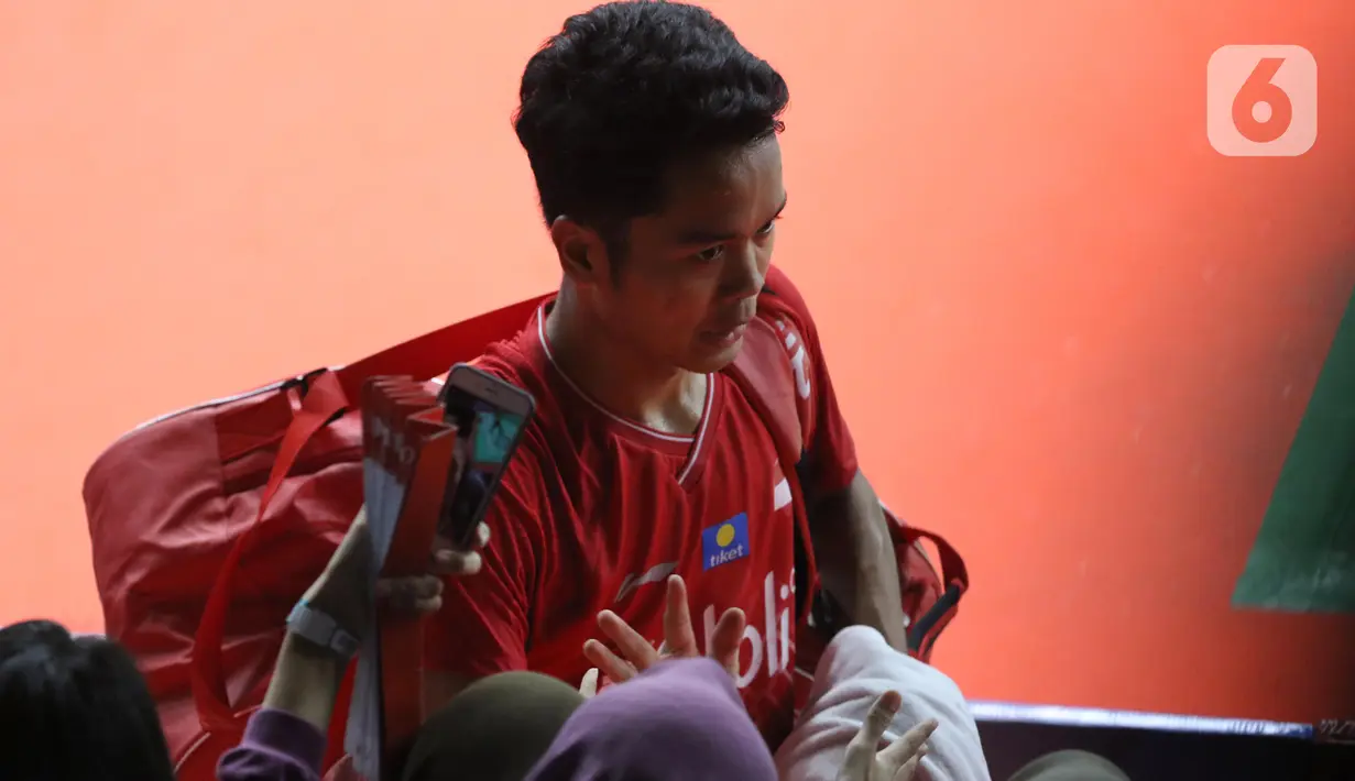 Pebulutangkis Indonesia, Anthony Sinisuka Ginting disapa penggemarnya usai laga babak kedua tunggal putra Indonesia Masters 2020 melawan Tommy Sugiarto di Istora GBK, Jakarta, Kamis (16/1/2020). Anthony Sinisuka Ginting unggul 21-16 21-15. (Liputan6.com/Helmi Fithriansyah)