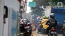 Kemacetan kendaraan di Jalan Raya Sawangan, Depok, Jawa Barat, Sabtu (28/11/2020). Demi mengatasi kemacetan yang semakin parah, Dinas Perhubungan (Dishub) Kota Depok memastikan pada 2023 akan dilaksanakan pelebaran Jalan Raya Sawangan. (Liputan6.com/Immanuel Antonius)