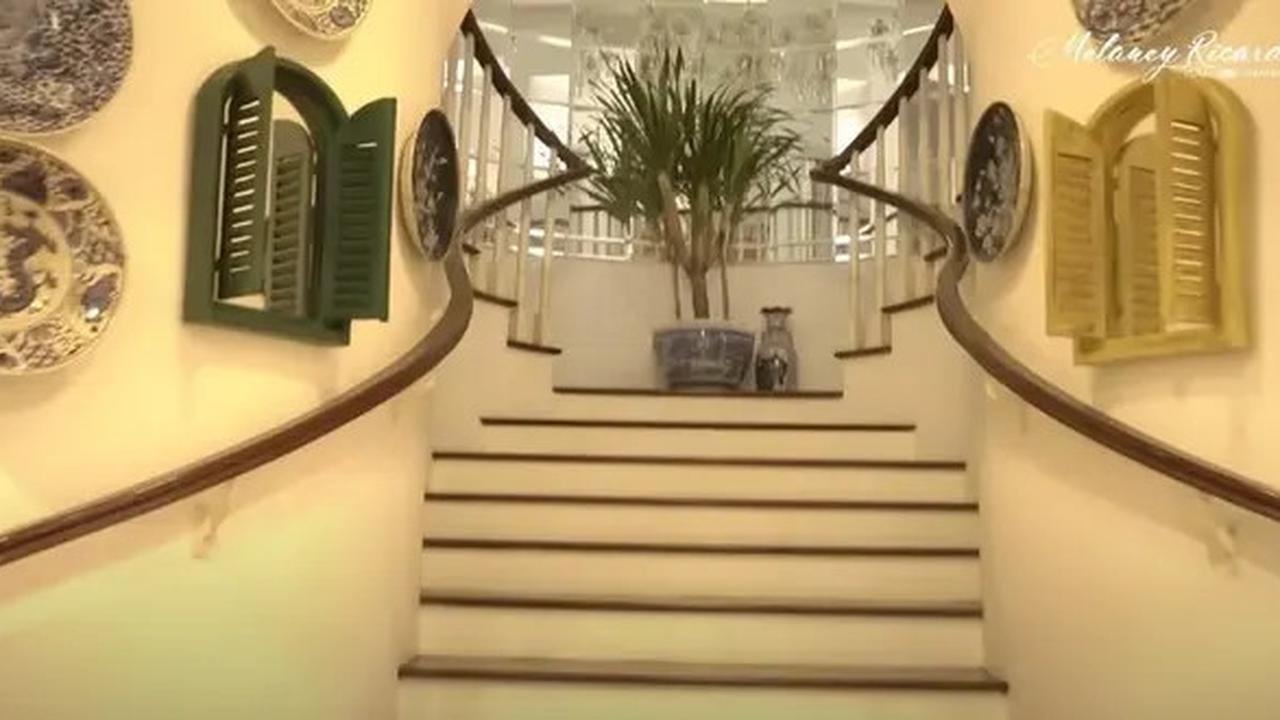 Detail Desain Tangga Rumah Yuni Shara, Inspirasi untuk Hunian Berkonsep Klasik Modern