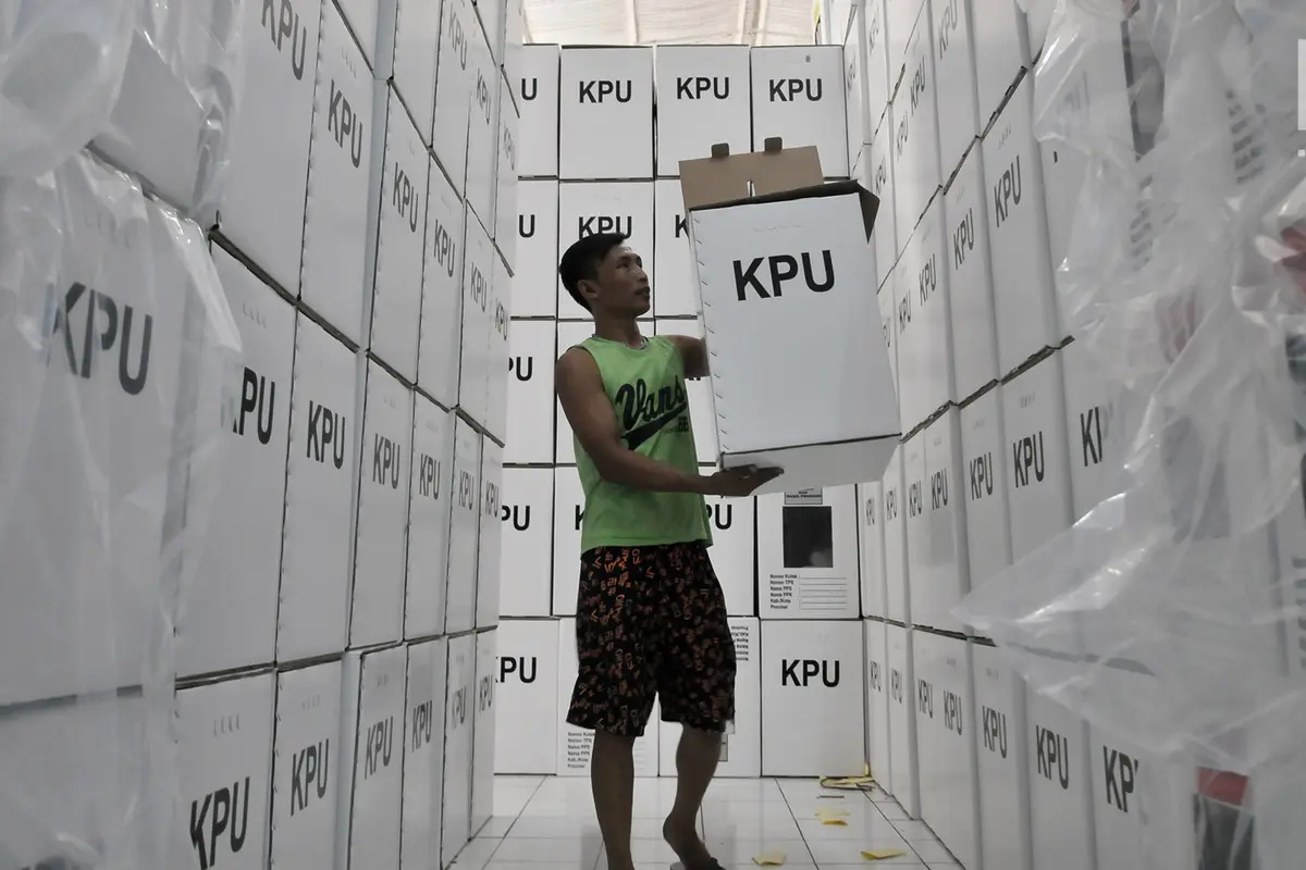 Perakitan Kotak Suara di Gudang KPUD Bekasi