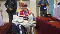 Tokoh sepak bola nasional berdarah Inggris, Paul Cumming, antusias menyaksikan seri perdana Proliga 2017, di Malang, Minggu (29/1/2017). (Bola.com/Andhika Putra)
