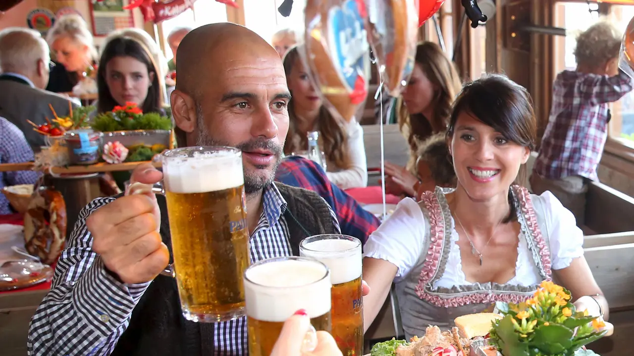 20150930-Pemain Munchen dan Pasangannya Pamer Kemesraan di Festival Oktoberfest