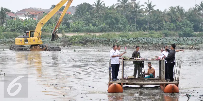 20161130-Atasi Pendangkalan, Pemprov DKI Keruk Lumpur Setu Mangga Bolong-Jakarta