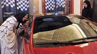 Dua wanita Saudi melihat sebuah mobil di sebuah pameran mobil di resor Jeddah Laut Merah Jeddah (5/10). Pada bulan September 2017 Kerajaan Arab Saudi mengeluarkan dekrit yang memperbolehkan wanita untuk mengendarai mobil. (AFP Photo/Amer Hilabi)