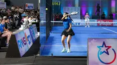 Selebritas Indonesia, Denalta Eunike berusaha memukul bola ke lawan dalam laga semifinal ganda campuran padel Turnamen Olahraga Selebriti Indonesia (TOSI) Season 4 di GOR UNJ, Jakarta, Minggu (02/11/2025). (Bola.com/Bagakara Lazuardi)