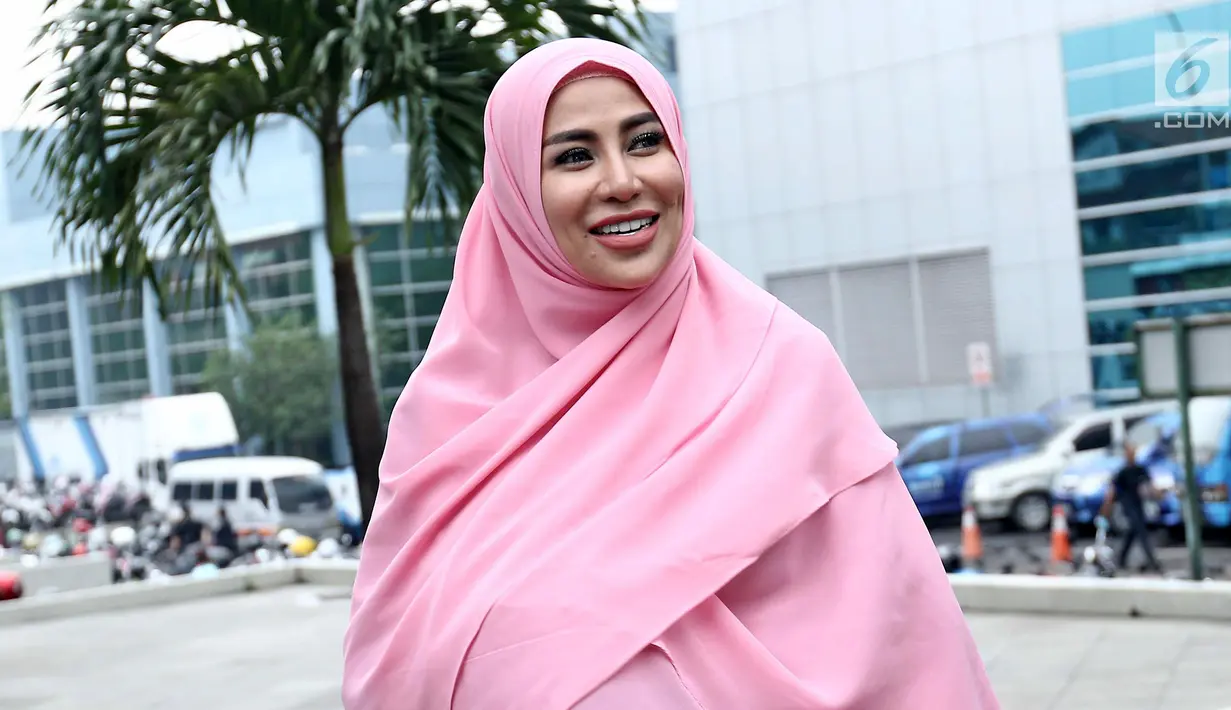 Penyanyi Cinta Penelope berpose usai mengisi acara di kawasan Kapten Tendean, Jakarta, Kamis (18/1/). Perubahan yang signifikan dari Cinta Penelope mendapat dukungan dari warga dunia maya. (Liputan6.com/ Herman Zakharia)