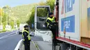 Polisi Ceko memeriksa sebuah truk di perbatasan dengan Slovakia di Stary Hrozenkov, Republik Ceko, Kamis, 29 September 2022. Republik Ceko dan Slovakia adalah anggota zona Schengen bebas paspor Uni Eropa. (AP Photo/Petr David Josek)