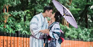 Putri Titian dan Junior Liem resmi menikah pada 21 Mei 2016. Beberapa hari lalu, Putri Titian alias Tian kembali memamerkan kemesraan melalui foto ciuman bibir bersama suaminya saat sedang liburan. (Instagram/putrititian)