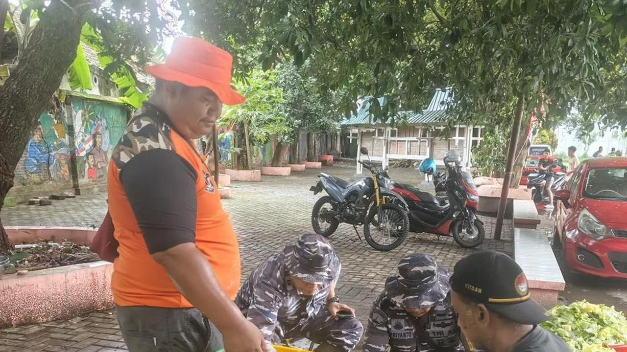 TNI AL Bangun Dapur untuk Korban Banjir di Pati