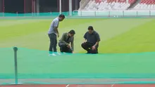 Ketua umum PSSI, Erick Thohir melakukan peninjauan langsung ke Stadion Utama Gelora Bung Karno, Jumat (8/11/2024). (Bola.com/Muhammad Iqbal Ichsan)