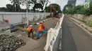 Pekerja mengerjakan proyek pembangunan jalur kereta Light Rail Transit (LRT) di Jalan Setiabudi Tengah, Jakarta, Senin (17/6/2019). Jalan Setiabudi Tengah ditutup mulai 17 Juni 2019 hingga 20 Februari 2020. (Liputan6.com/Herman Zakharia)