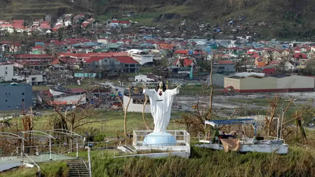 Patung Yesus di tengah Toipan Haiyan