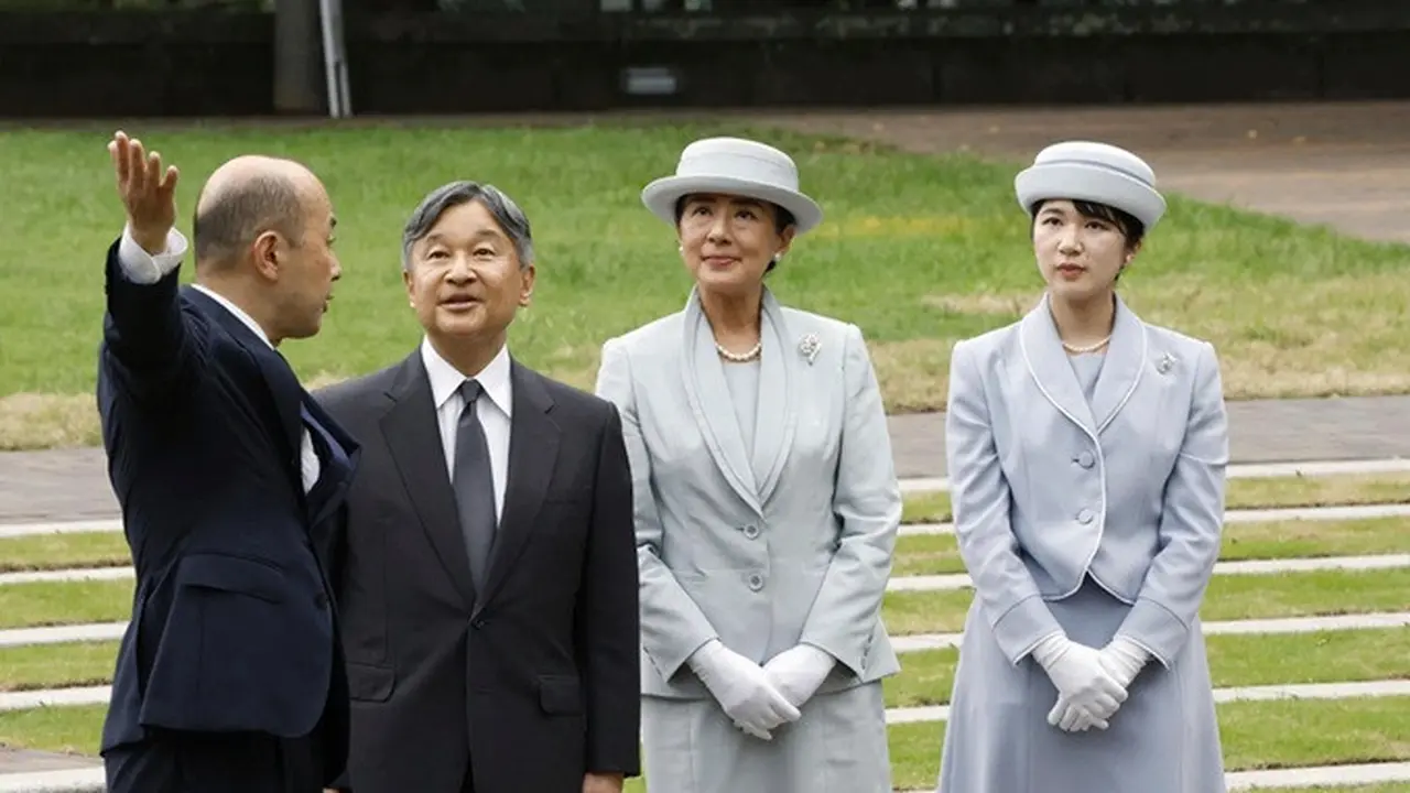 Kaisar Naruhito, Permaisuri Masako, dan Putri Aiko mengunjungi monumen korban bom atom di Nagasaki, Jepang, 12 September 2025.