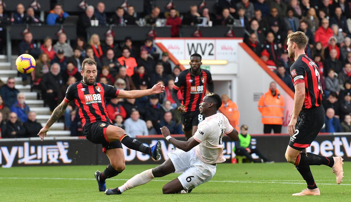 Gelandang Manchester United, Paul Pogba, membuang bola saat melawan Bournemouth pada laga Premier League di Stadion Vitality, Bournemouth, Sabtu (3/11). Bournemouth kalah 1-2 dari MU. (AFP/Ben Stansall)