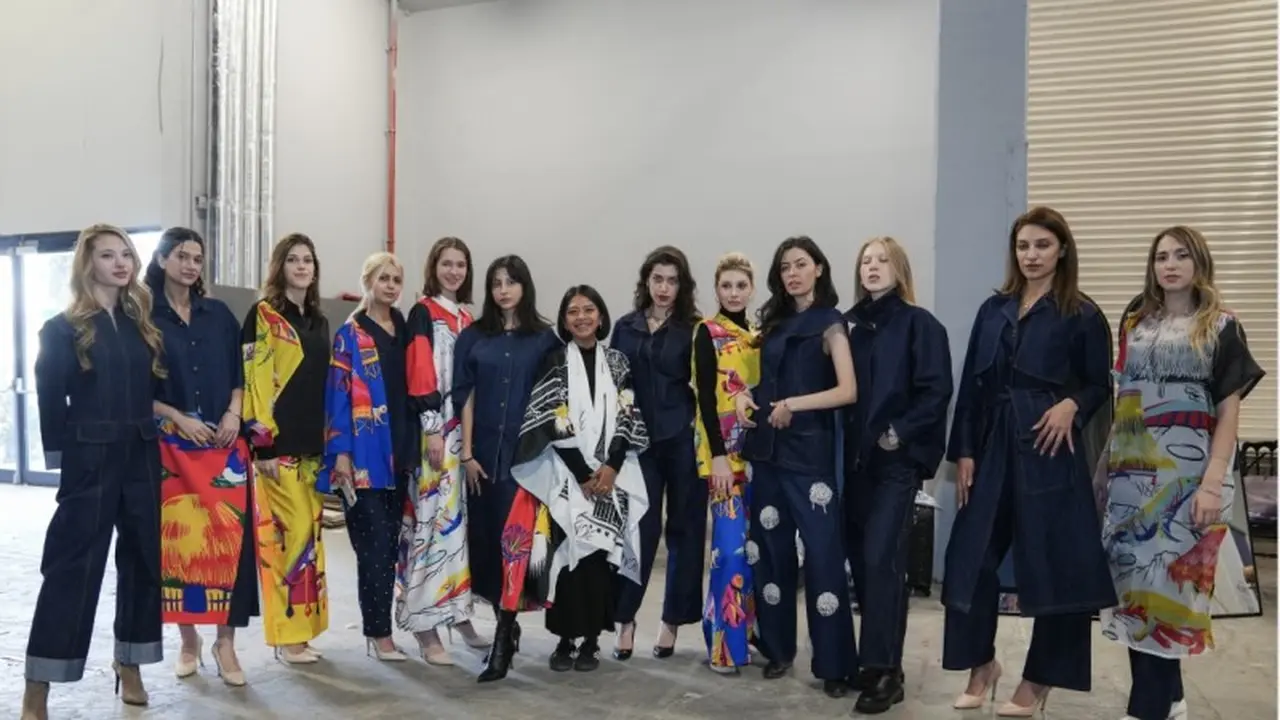 Mengangkat Inspirasi Busana dari Rumah Adat Indonesia di Ajang Fashion Internasional
