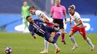 Pemain Paris Saint-Germain (PSG), Neymar, terjatuh saat berebut bola dengan pemain RB Leipzig pada laga semifinal Liga Champions di Stadion The Luz, Rabu (19/8/2020). PSG menang dengan skor 3-0. (AP Photo/Manu Fernandez)