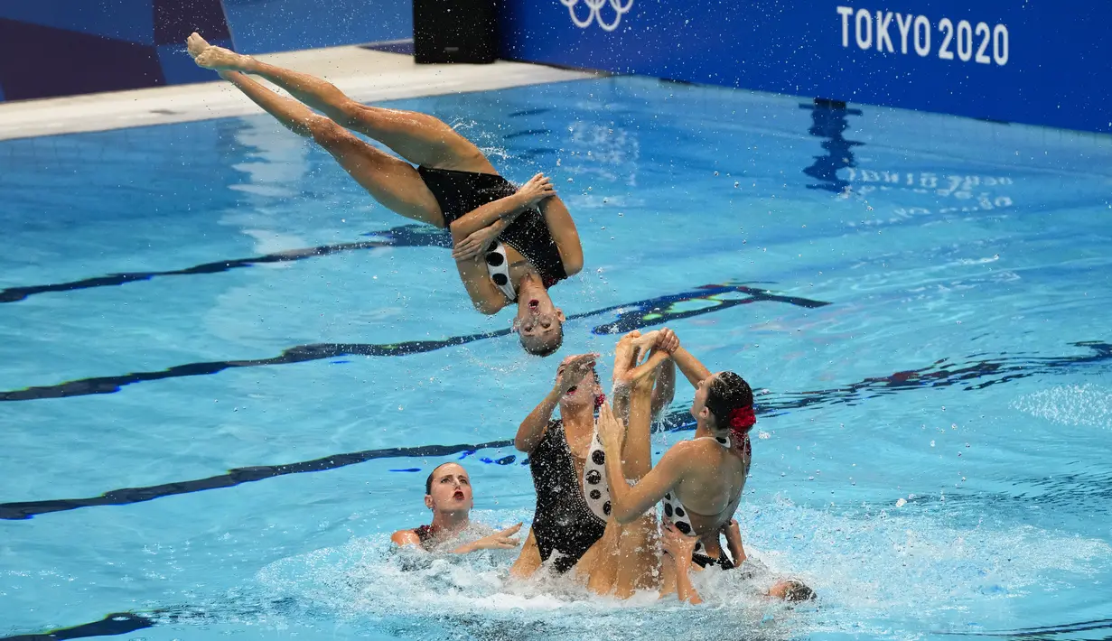 Tim renang artistik Spanyol bertanding pada Olimpiade Tokyo 2020 di Tokyo, Jepang, Jumat (6/8/2021). (AP Photo/Dmitri Lovetsky)
