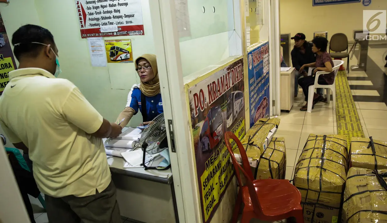 Suasana pembelian tiket bus antar provinsi di Terminal Pulo Gebang, Jakarta, Kamis (8/6). Penjual mengeluhkan sepinya pembelian tiket bus di Pulo Gebang karena masih banyaknya terminal bayangan yang beroperasi. (Liputan6.com/Faizal Fanani)