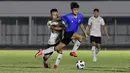 Pemain Timnas Indonesia, Osvaldo Haay (kiri) berebut bola dengan Genta Alfredo, saat latihan di Stadion Madya, Jakarta, Selasa (11/5/2021). Latihan tersebut untuk persiapan jelang Kualifikasi Piala Dunia 2022 Zona Asia. (Foto: Bola.com/M Iqbal Ichsan)